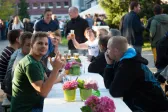 Das Sommerfest 2015 – auf dem Campus des TA Bildungszentrums wird fröhlich gefeiert.
