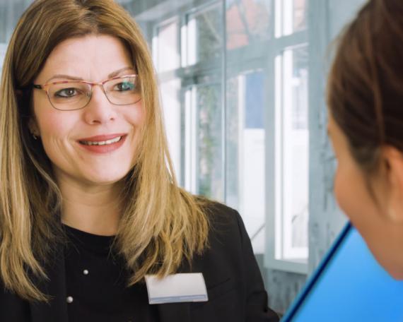Servicemitarbeiter bei der Beratung