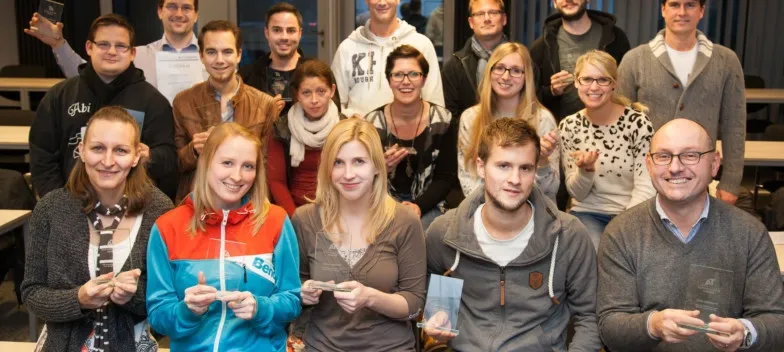 Betriebswirte IHK erhalten Zertifikate und Glaspokale