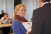 Zertifikate und Glaspokale für die zukünftigen Fachleute in Wirtschaft und Personalwesen.