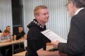 Zertifikate und Glaspokale für die zukünftigen Fachleute in Wirtschaft und Personalwesen.