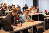 Zertifikate und Glaspokale für die zukünftigen Fachleute in Wirtschaft und Personalwesen.
