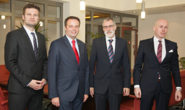Oberbürgermeister Claudio Griese (2.v.l.) beim Besuch am TA Bildungszentrum.