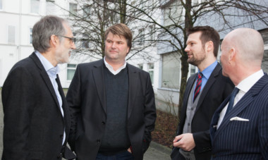 Tjark Bartels (2.v.l.) mit TA-Gründer Werner Thiele (v.l.) und den Geschäftsführern Frédéric Philipp Thiele und Frank K. Mauve.