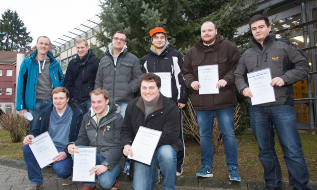 Zertifikate für die neuen Umwelt-/Energieauditoren. 