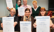 Ausgezeichnet: Die Absolventen (mit Dozentin) des Lehrgangs Qualifizierte Personalfachkraft.