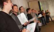 Angehende Industriemeister der Fachrichtungen Elektrotechnik und Mechatronik feiern am TA Bildungszentrum ihren Studienabschluss.