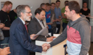 TA-Vorsitzender Werner Thiele überreicht den Absolventen die Zertifikate.