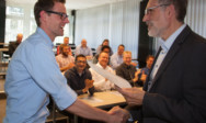 Glückwunsch: TA-Vorsitzender Werner Thiele überreicht den Projektleitern ihre Zertifikate.
