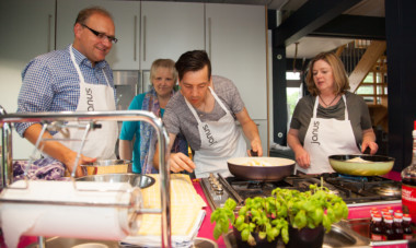 Eventmanager des TA Bildungszentrums kochen gemeinsam in der Erlebnisküche.