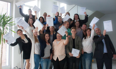 Immobilienmakler IHK: Die Absolventen freuen sich über ihre Auszeichnung.