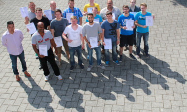 Die Teilnehmer an der Ausbildereignungsprüfung IHK (AEVO) empfangen ihre Zertifikate.