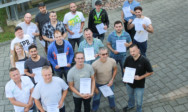 Die Teilnehmer an der Ausbildereignungsprüfung IHK (AEVO) empfangen ihre Zertifikate.