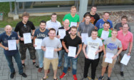 Die Teilnehmer an der Ausbildereignungsprüfung IHK (AEVO) empfangen ihre Zertifikate.
