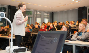 Trainerin Sabine Kuhlmann referiert im Audimax des TA Bildungszentrums.