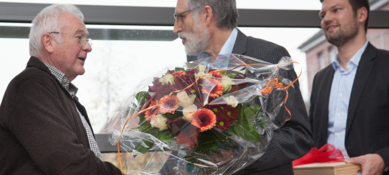 Dozent Rainer Baumert (l.) wird von Werner und Frédéric Philipp Thiele in den Ruhestand verabschiedet.