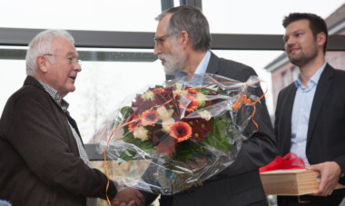 Dozent Rainer Baumert (l.) wird von Werner und Frédéric Philipp Thiele in den Ruhestand verabschiedet.