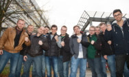 Die zweite Gruppe der Metallmeister feiert das bevorstehende Karriereziel.