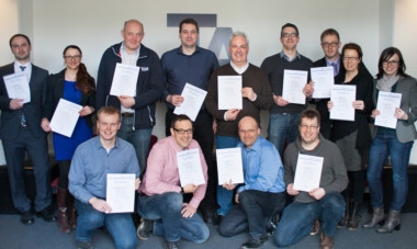 Projektleiter IHK am TA Bildungszentrum Göttigen: Die Absolventen mit ihren Zertifikaten.