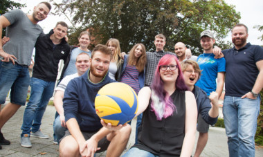 Industriemeister Chemie IHK – TA-Studierende spielen Volleyball.