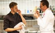 Über Geschmack lässt sich streiten: Torsten Nordmeyer (r.) instruiert Jannis Reinermann.