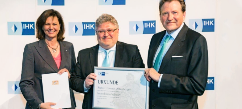 TA-Absolvent Rudolf Attenberger (M.) mit Wirtschaftsministerin Ilse Aigner und IHK-Präsident Eberhard Sasse. Foto: IHK/Pfeifer