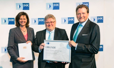 TA-Absolvent Rudolf Attenberger (M.) mit Wirtschaftsministerin Ilse Aigner und IHK-Präsident Eberhard Sasse. Foto: IHK/Pfeifer