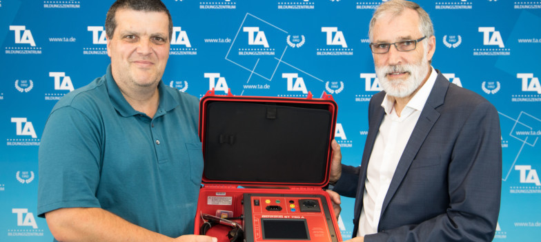 Karsten Böttcher übergibt die Spende an Werner Thiele.