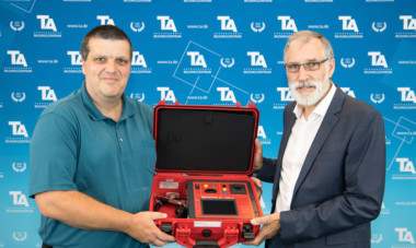 Karsten Böttcher übergibt die Spende an Werner Thiele.