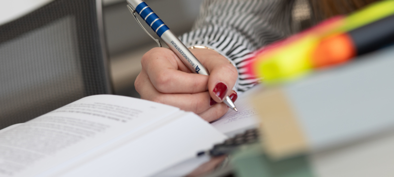 Absolvent bei der Arbeit