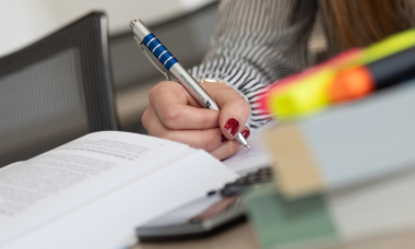 Absolvent bei der Arbeit