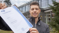 Geschafft: Tobias Flierl und sein Meisterzeugnis der IHK.