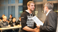 TA-Vorsitzender Werner Thiele gratuliert dem Absolventen Marco Gerhards.