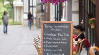 Impressionen aus der Rattenfängerstadt Hameln: Ein Café in der Wendenstraße.