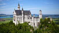 Das Schloss Neuschwanstein ist eines der bekanntesten Touristenziele in Bayern.