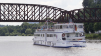 Impressionen aus der Rattenfängerstadt Hameln: Ein Weserschiff an der alten Eisenbahnbrücke.